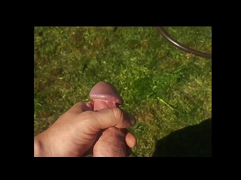 ❤️ Hete hottie laat zich in haar roze kutje neuken en spuitend klaarkomen in een zomerse tuin ❤❌ Super sex at us ️❤