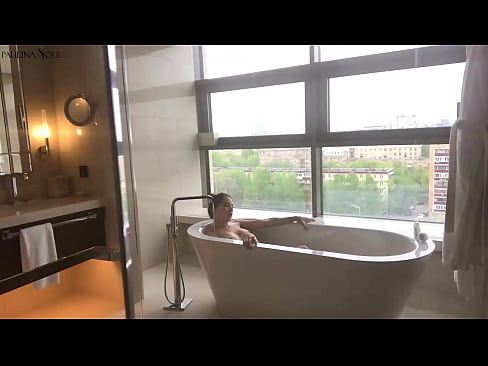 ❤️ Enorme babe die hartstochtelijk haar poesje aftrekt in de badkamer ❤❌ Super sex at us ️❤