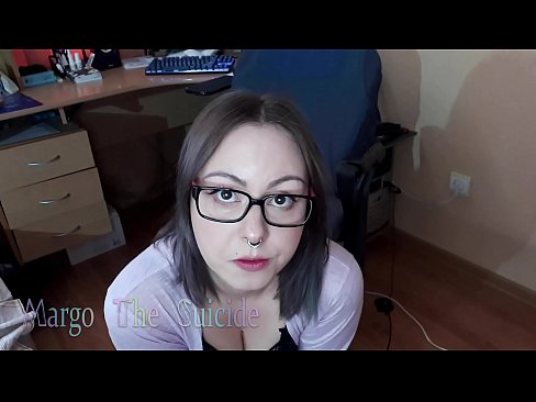 ❤️ Sexy meisje met bril zuigt Dildo diep op camera ❤❌ Super sex at us ️❤