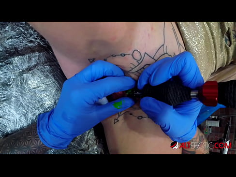 ❤️ Extreem getatoeëerde hottie Sully Savage kreeg een tatoeage op haar clitoris ❤❌ Super sex at us ️❤